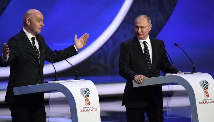 Президент FIFA Джанни Инфантино и президент России Владимир Путин во время жеребьевки ЧМ-2018 по...