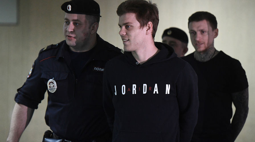 Футболисты Александр Кокорин и Павел Мамаев перед началом заседания Пресненского районного суда Москвы, 3 апреля 2019 года