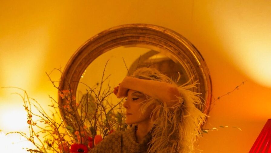 Актриса Рената Литвинова снялась в оверсайз-платье в Париже