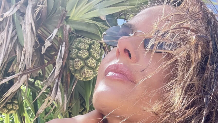 Модель Алессандра Амбросио снялась в вязаном бикини