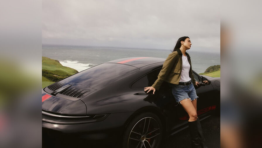 Певица Дуа Липа показала фигуру в футболке и коротких шортах