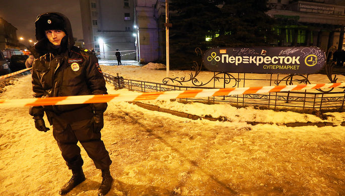 У супермаркета «Перекресток» на площади Калинина в Санкт-Петербурге, где произошел...