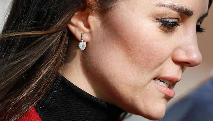 Герцогиня Кембриджская Кэтрин во время посещения аэродрома в Кембриджшире