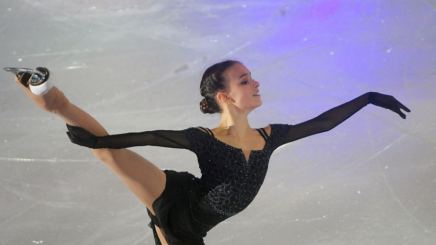 Анна Щербакова выступает в показательных выступлениях на чемпионате России по фигурному катанию в Саранске