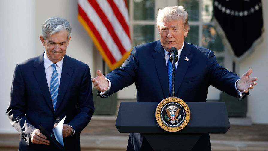 Президент Дональд Трамп и будущий глава ФРС США Джером Пауэлл около Белого дома в Вашингтоне, 2 ноября 2017 года