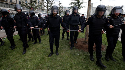 Сотрудники полиции во время несанкционированного митинга в центре Москвы, 12 июня 2017 года