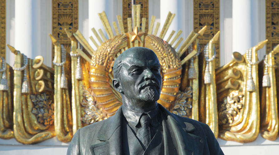 Памятник В. И. Ленину (архитектор Р. Р. Гаспарян, скульптор П. П. Яцыно) у Центрального павильона ВДНХ в Москве