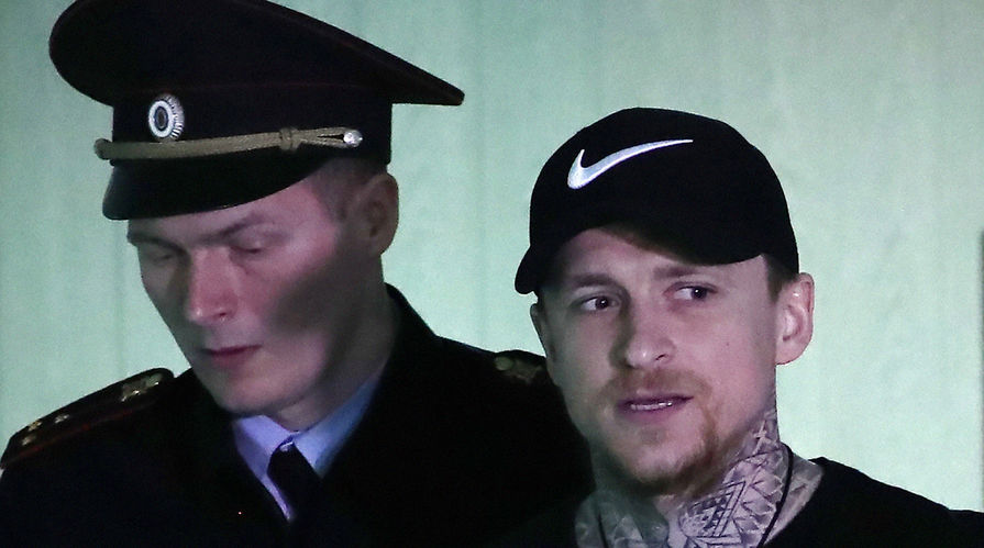 Футболист Павел Мамаев перед началом заседания в Пресненском районном суде Москвы, 9 апреля 2019 года