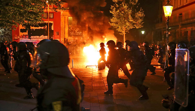 Сотрудники полиции во время протестной демонстрации накануне саммита G20 в Гамбурге, 6 июля 2017...