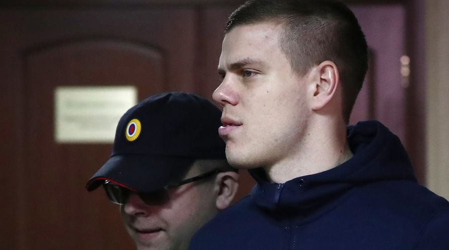 Футболист Александр Кокорин перед началом заседания в Пресненском районном суде Москвы, 9 апреля 2019 года