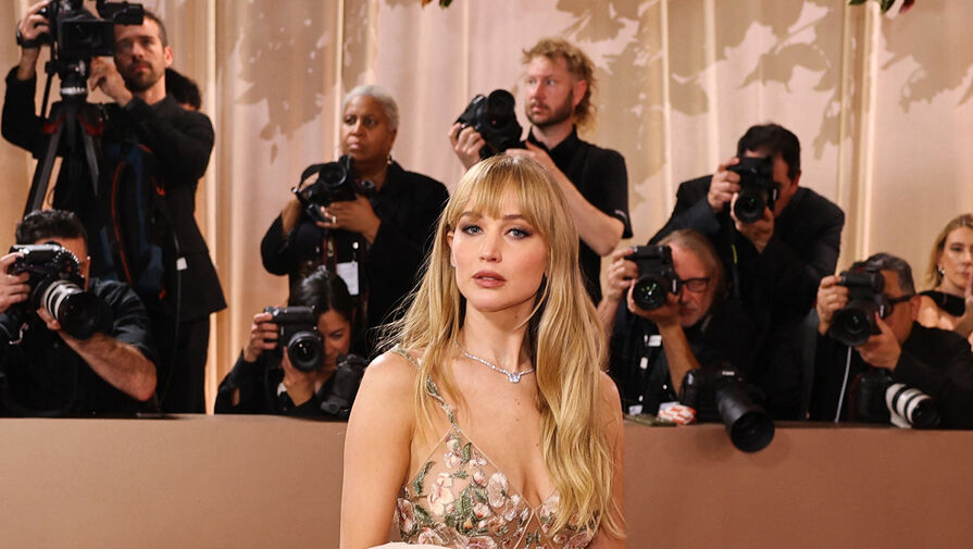 Актриса Дженнифер Лоуренс снялась в прозрачном платье и столкнулась с критикой