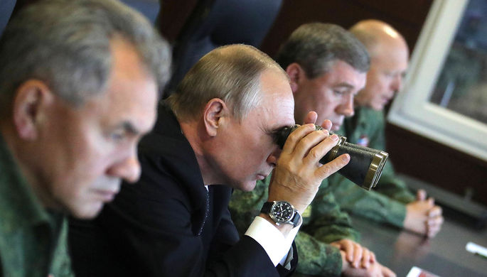 Владимир Путин во время инспекции действий вооружённых сил Союзного государства России и Белоруссии...
