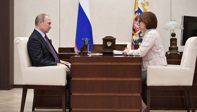 Президент России Владимир Путин и председатель ЦБ Эльвира Набиуллина во время встречи, 27 октября...
