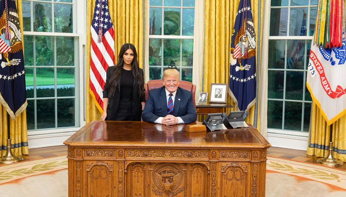 Телезвезда Ким Кардашьян и президент США Дональд Трамп в Овальном кабинете Белого дома, 30 мая 2018...