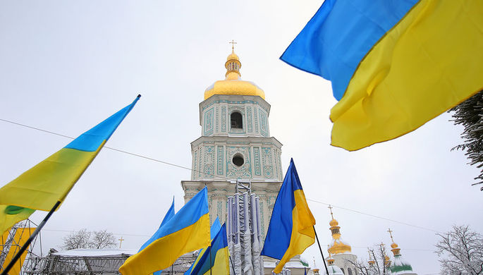 Украинские флаги верующих на «объединительном соборе» на Софийской площади в Киеве...