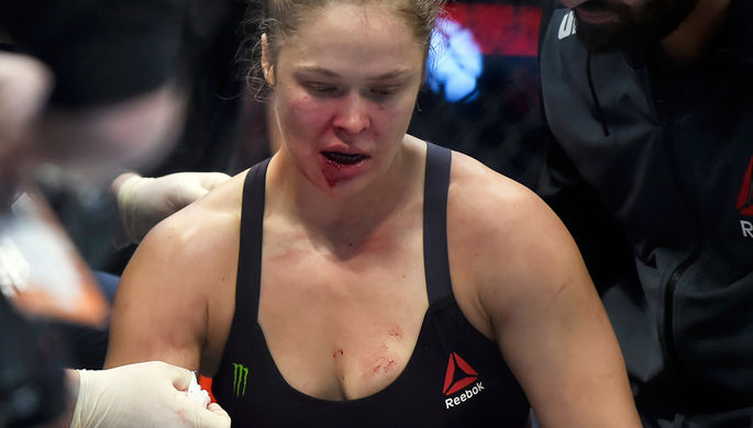 Ронда Роузи во время главного поединка турнира UFC 193 на арене Etihad Stadium в Мельбурне