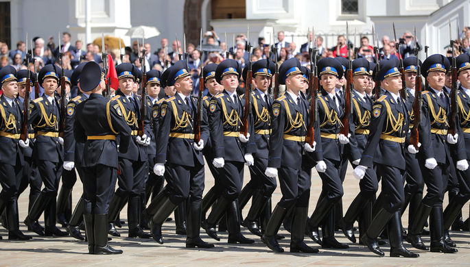 Парад Президентского полка на Соборной площади в Кремле после церемонии инаугурации Владимира Путина...