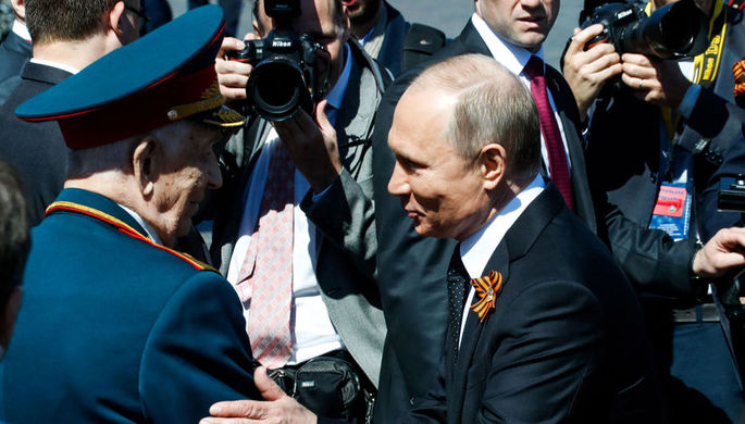 Президент России Владимир Путин и ветеран Великой Отечественной войны Дмитрий Сыркашев на Красной...