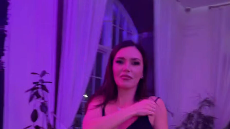 Певица Ольга Серябкина снялась в мини-платье с декольте и меховой юбкой