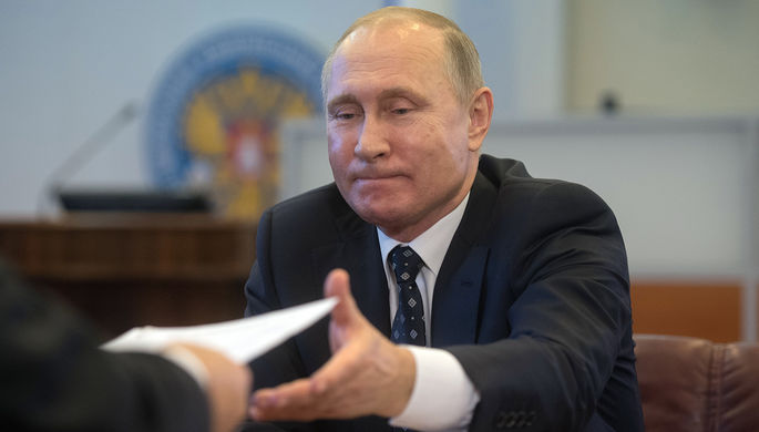 Президент России Владимир Путин в Центральной избирательной комиссии во время подачи документов для...