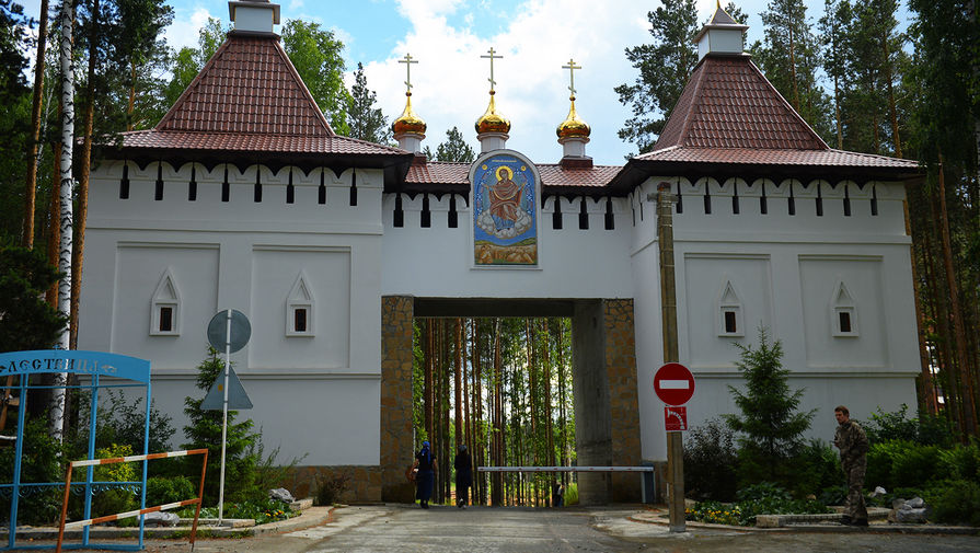  Въезд на территорию Среднеуральского женского монастыря в Свердловской области, захваченного бывшим... 