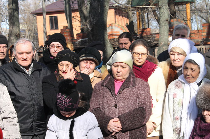 Женщины, собравшиеся во дворе Дома милосердия, не скрывали слез