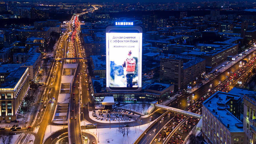Hi-Tech Mail.Ru: Samsung сохранила за собой огромный экран в Москве для рекламы гаджетов