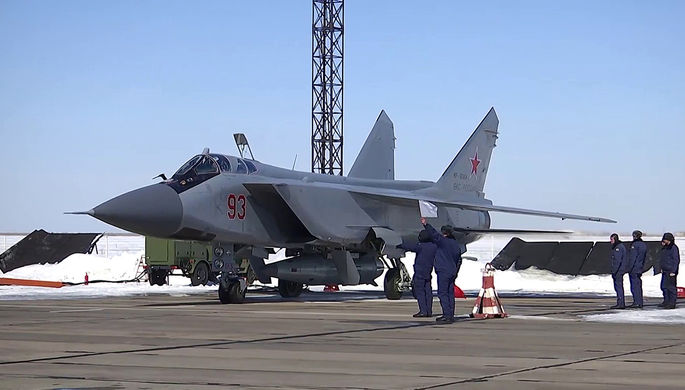 Экипаж истребителя МиГ-31 Воздушно-космических сил РФ выполнил практический учебно-боевой пуск...