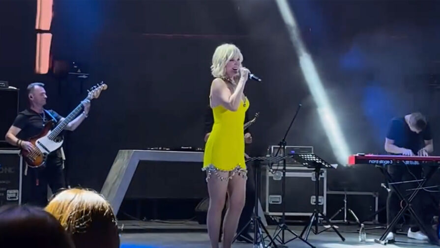 Певица Валерия вышла на сцену в мини-платье с декольте