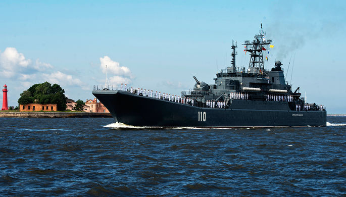 Корабль Военно-морских сил России большой десантный корабль «Александр Шабалин» во время...
