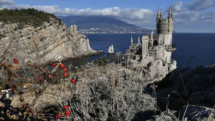  Вид на дворец-замок «Ласточкино гнездо», открытый после реконструкции в Крыму, 25 ноября... 