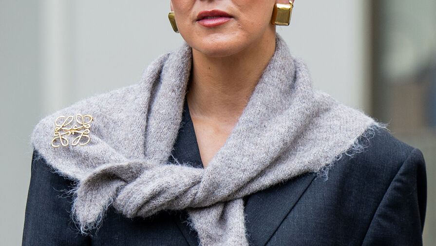 Стилист Александр Рогов призвал носить шарф с брошью в мороз