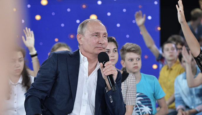 Президент России во время «Недетского разговора с Владимиром Путиным» в образовательном...