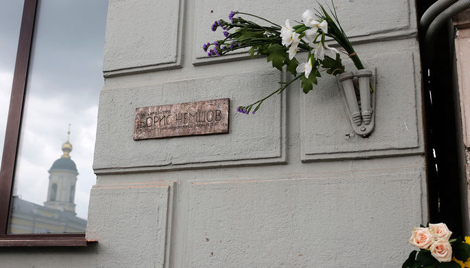 Мемориальная табличка на стене дома в Москве, где жил Борис Немцов, 7 сентября 2017 года