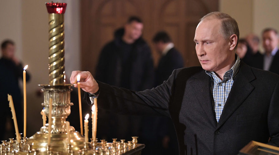 Президент России Владимир Путин во время рождественского богослужения в церкви святых и праведных Симеона Богоприимца и Анны Пророчицы в Санкт-Петербурге, 7 января 2018 года