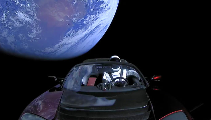Прямая трансляция из электромобиля Илона Маска Tesla Roadster на орбите Земли после запуска ракеты...