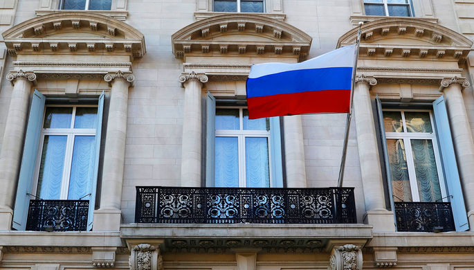 Российский флаг на здании генконсульства в Нью-Йорке, 26 марта 2018 года