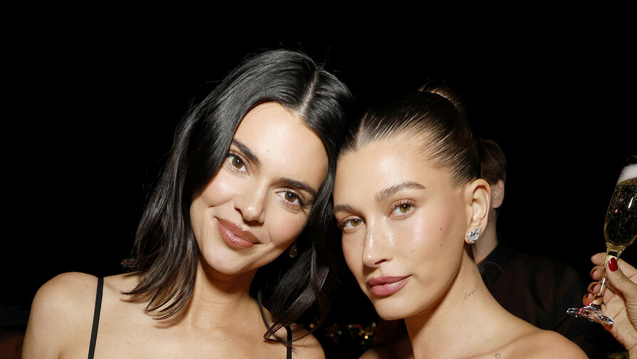 Модель Хейли Бибер появилась на вечеринке в корсете с глубоким декольте