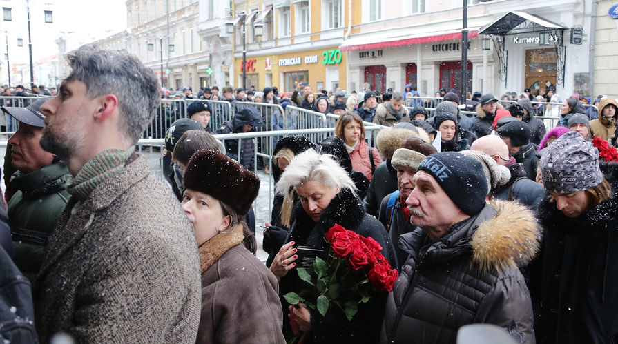 Люди около входа в МХТ имени Чехова во время церемонии прощания с Олегом Табаковым, 15 марта 2018 года
