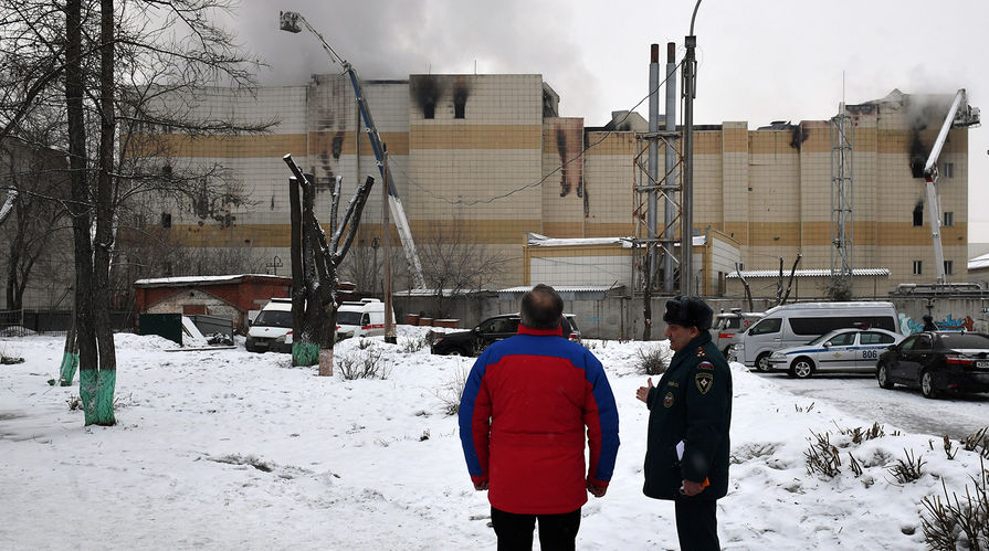 Глава МЧС РФ Владимир Пучков (слева) у горящего торгово-развлекательного центра "Зимняя вишня" на проспекте Ленина