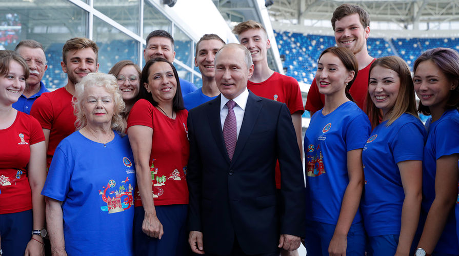 Президент России Владимир Путин во время встречи с волонтерами чемпионата мира по футболу FIFA - 2018 на стадионе "Калининград", 20 июля 2018 год