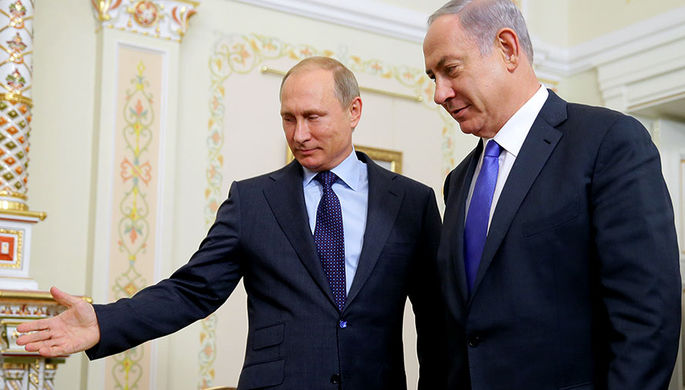 Президент России Владимир Путин и премьер-министр Израиля Биньямин Нетаньяху (слева направо) во...