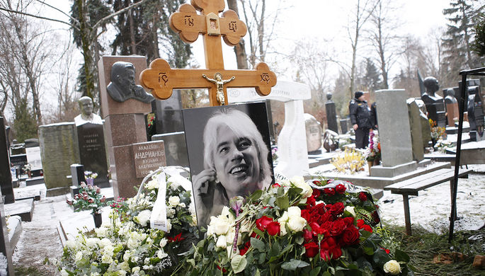Могила Дмитрия Хворостовского на Новодевичьем кладбище в Москве, 28 ноября 2017 года