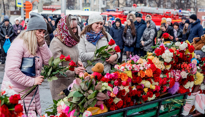 У здания торгового центра «Зимняя вишня» в Кемерово, 26 марта 2018 года