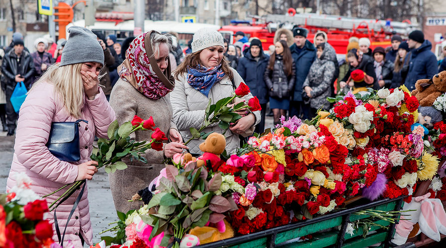 У здания торгового центра «Зимняя вишня» в Кемерово, 26 марта 2018 года