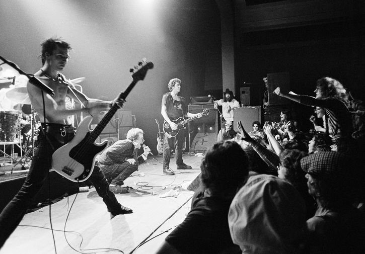 В январе 1978 года Sex Pistols отправились в американское турне, которое, как стало понятно позднее, оказалось во всех смыслах губительным для группы. В коллективе возникли серьезные внутренние противоречия, и Макларену пришлось объявлять о прекращении деятельности панк-рок-бэнда. На фото Sex Pistols во время концерта в Мемфисе в 1978 году