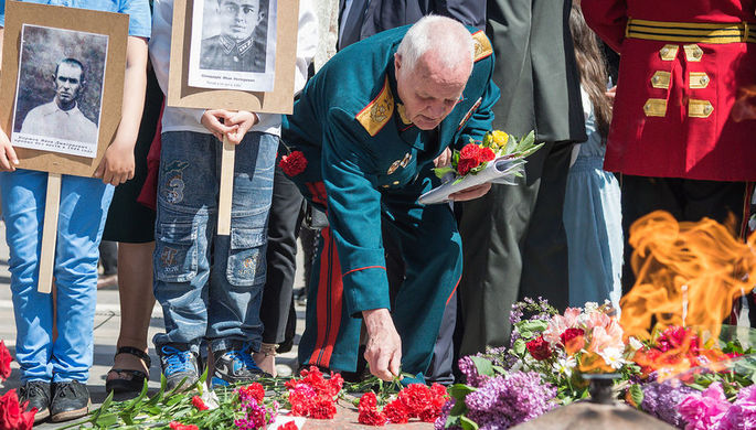 Ветеран ВОВ возлагает цветы к Вечному огню в Тбилиси