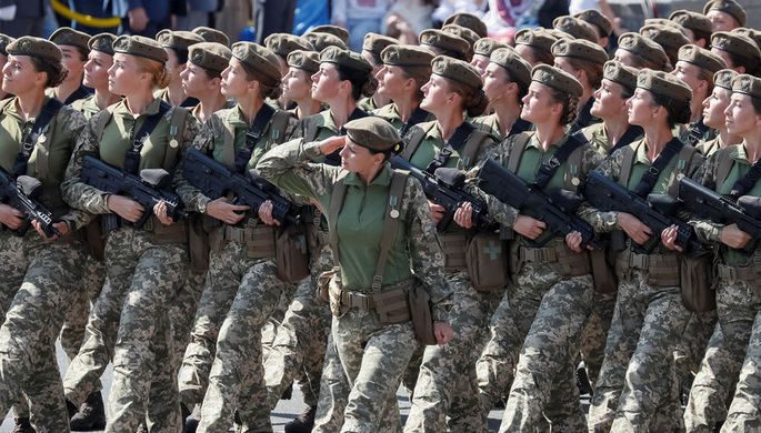 Женщины-военнослужащие во время военного парада в честь Дня независимости Украины в Киеве, 24...