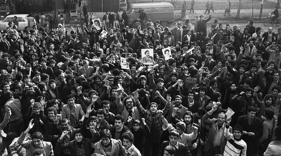 Ситуация на улицах Тегерана, после того как Реза Пехлеви покинул страну, 16 января 1979 года