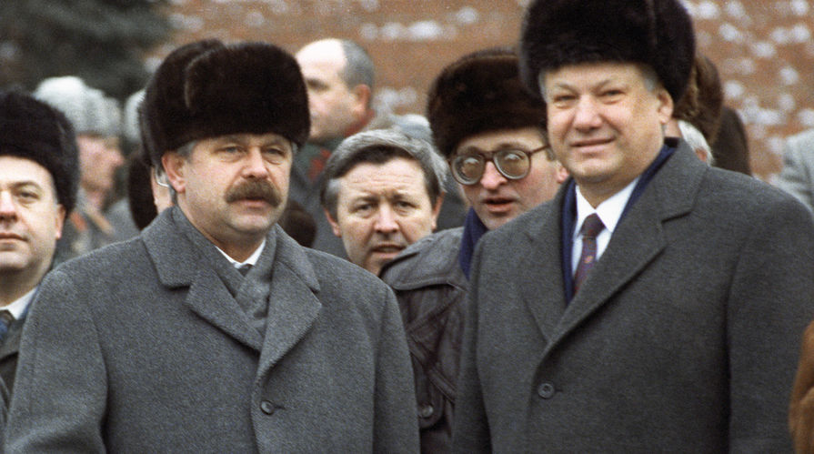 Вице-президент России Александр Руцкой и президент Борис Ельцин на Красной площади во время празднования Дня Вооруженных сил, 1992 год